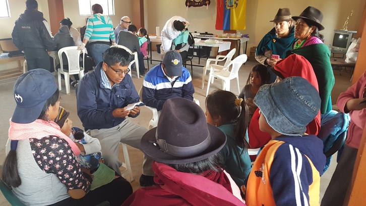 Pastor ecuatoriano presentando el evangelio de Jesus Cristo a los pacientes medicos.