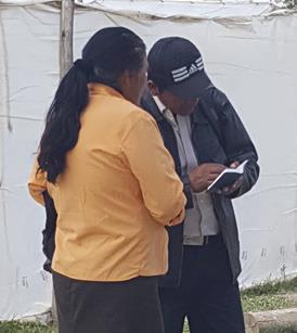 Evangelismo personal en Riobamba, Ecuador por estudientes del Seminario Peniel.