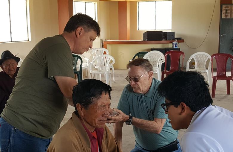 www.AmaCristo.com mission team in Ecuador.