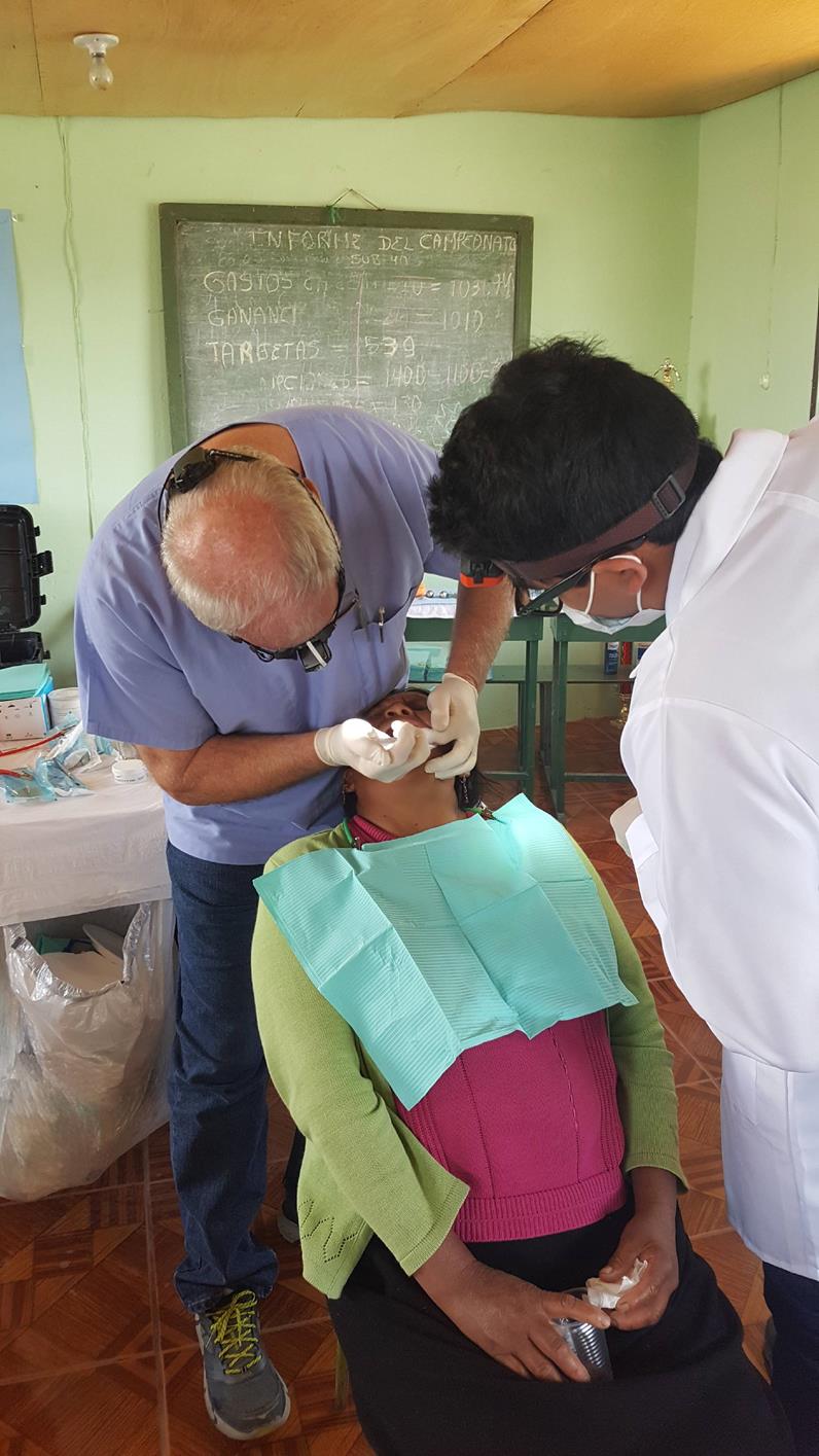 Dentistas de Permanece en Cristo demonstrando el amor de Dios.