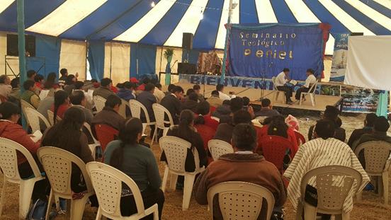 Demonstracion de evangelismo personal en Seminario Teologico Peniel.
