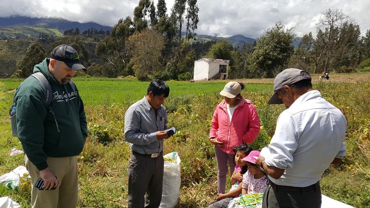Equipo evangelismo Seminario Peniel en el campo.