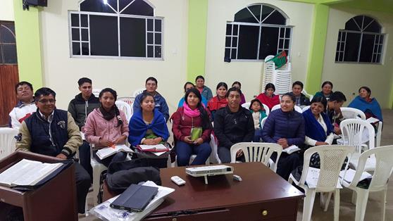 Estudiantes del Seminrio Teologico Peniel en su extension en Pintag, Ecuador.